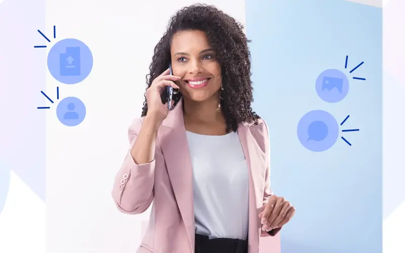 Imagem de uma mulher no telefone sorrindo, ao seu redor há ilustração de ícones de imagem, conversa, documentos e contatos