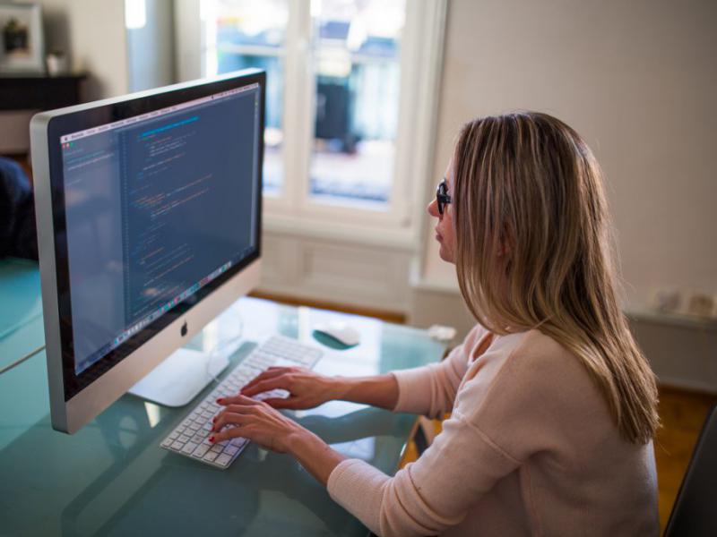 Imagem de uma mulher trabalhando em seu computador