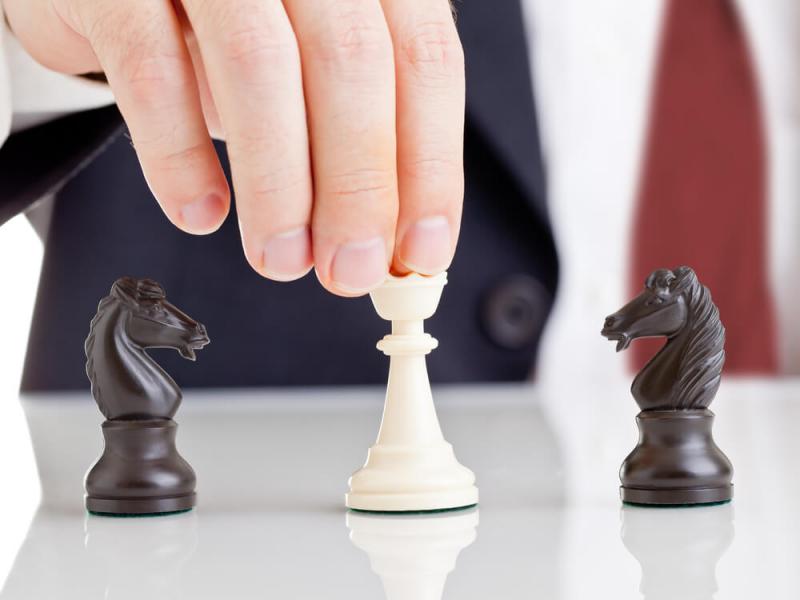 Imagem de uma pessoa jogando xadrez, em um conflito do jogo